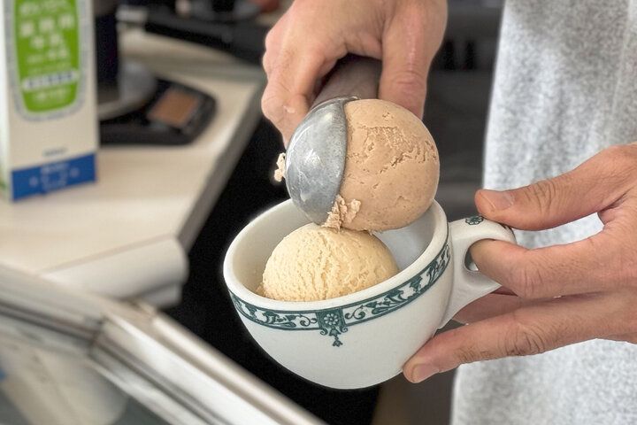 白いタイルに囲まれて♪八百屋さんのアイスクリームとコーヒーを一緒に。駒場東大前「SUHO」