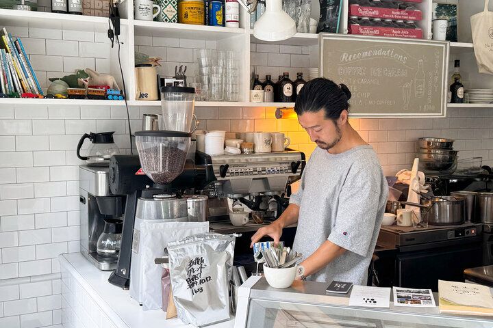 白いタイルに囲まれて♪八百屋さんのアイスクリームとコーヒーを一緒に。駒場東大前「SUHO」