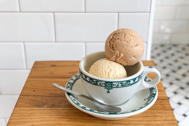 白いタイルに囲まれて♪八百屋さんのアイスクリームとコーヒーを一緒に。駒場東大前「SUHO」