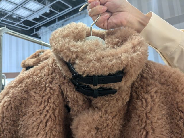 ファーリーコートの襟元