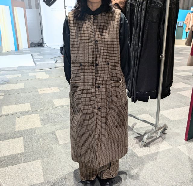 2ピースコートのジレの部分のみ着ている
