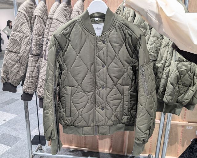 カーキのキルティングブルゾン