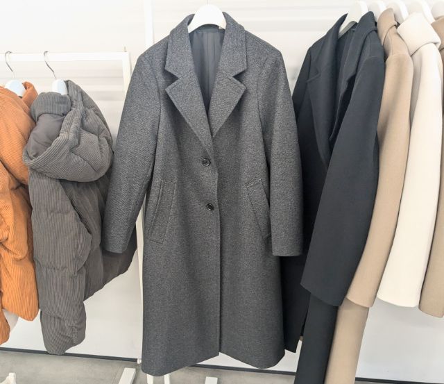 グレーのコージーメルトンテーラードコート