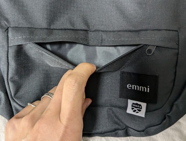 ラウンドショルダーバッグ外ポケット