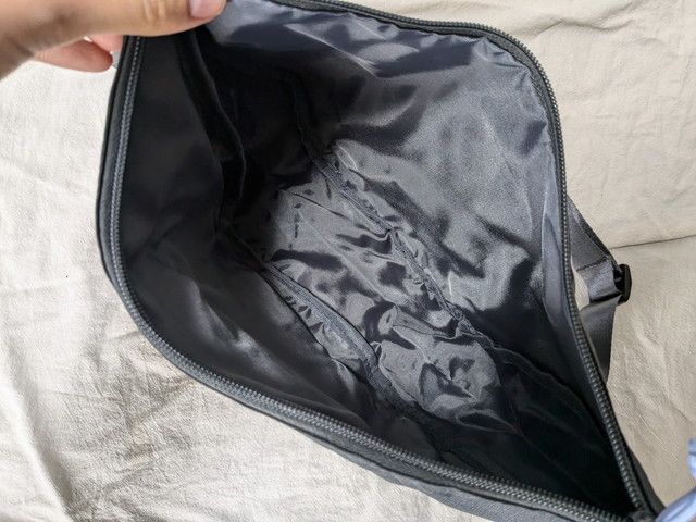 ラウンドショルダーバッグ中