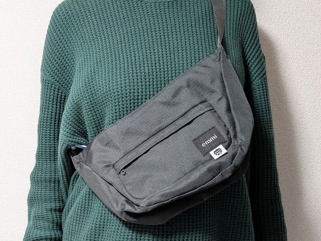 ラウンドショルダーバッグ持ったところ