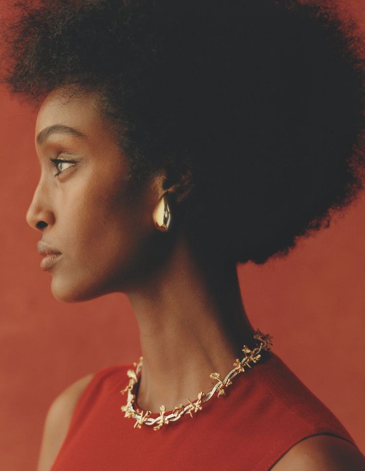 「プリマヴェーラ」ネックレス YG ￥18,700,000 「ドロップ」イヤリング YG ￥544,500 ドレス ￥1,883,200／ すべてBOTTEGA VENETA(ボッテガ・ヴェネタ ジャパン）