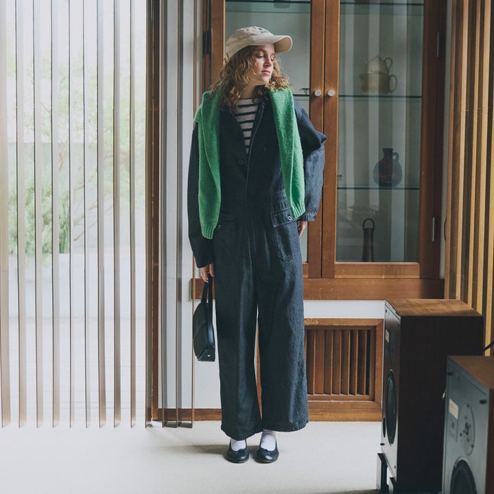 グリーンのニットはジュエリー代わり。デニムオールインワンに肩がけして華やかに【マイスタンダードブック】