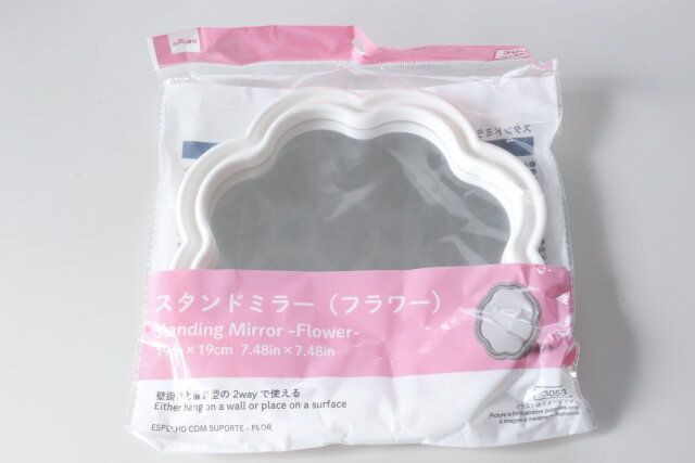 ダイソーのスタンドミラー（フラワー）のパッケージ