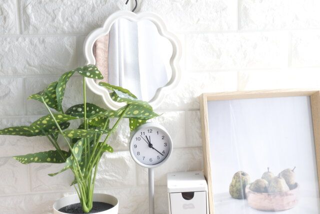 ダイソーのスタンドミラー（フラワー）を壁掛けで使用