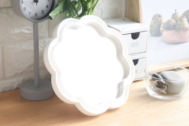 ダイソーのスタンドミラー（フラワー）を置き型で使用