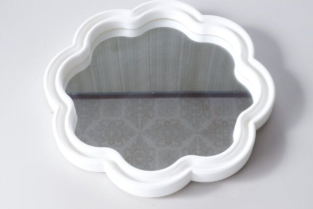 ダイソーのスタンドミラー（フラワー）