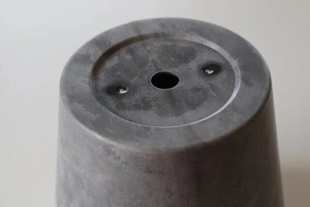 セリア ストーン風プランター4号鉢 水抜き穴