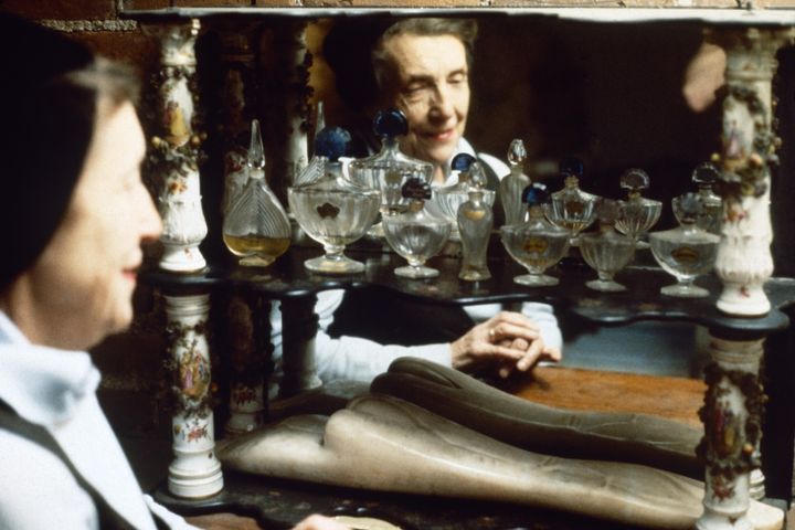 ルイーズ・ブルジョワと《短刀の女》（1969-70）、シャリマーの香水瓶、母の鏡