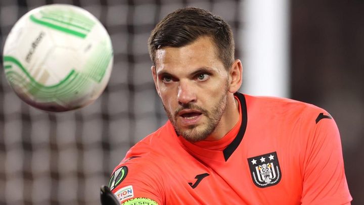 31歳の代表GK、代表OBと離婚した48歳美魔女との熱愛発覚！