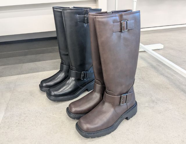 ブラックとブラウンのバイカーブーツ