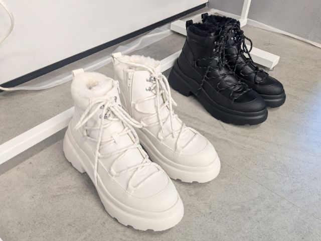 白と黒のトレッキングブーツ+E