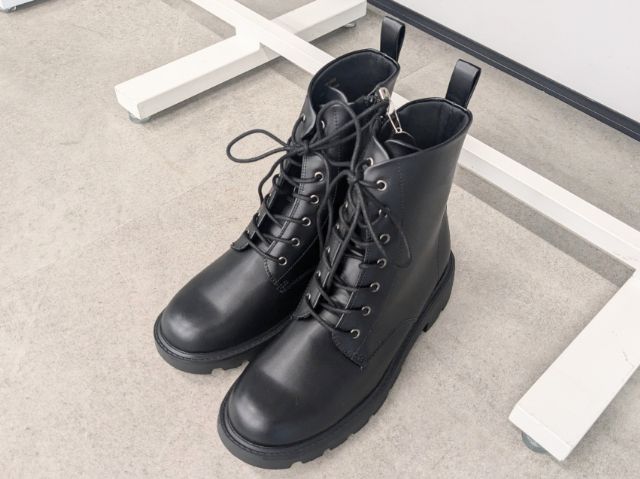 黒のライトボリュームソールレースアップブーツ