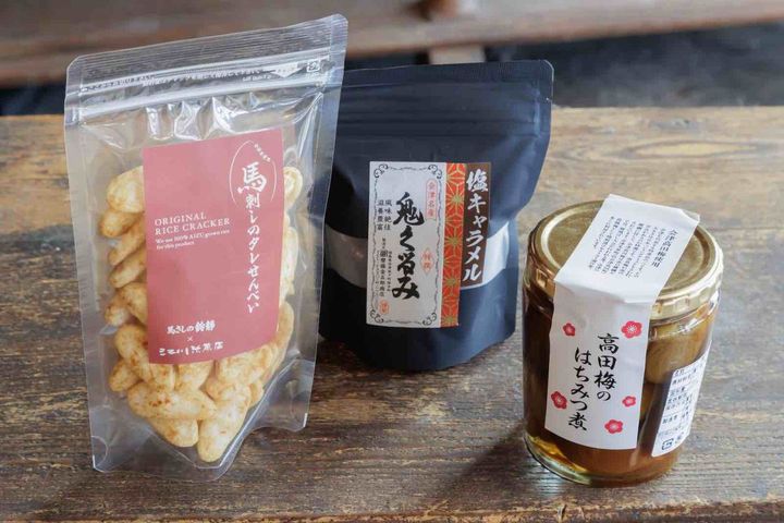 「馬刺しのタレせんべい」324円（左）、「鬼くるみ塩キャラメル」1150円（中央）、「高田梅のはちみつ煮」1080円（右）