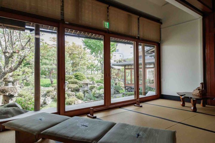 母屋2階から見る日本庭園