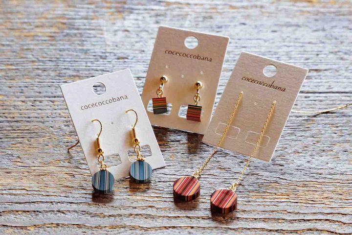 「堆朱ピアス」丸型2750円（左）、アメリカン3300円（右）、「堆朱イヤリング」キューブ2200円（中央）