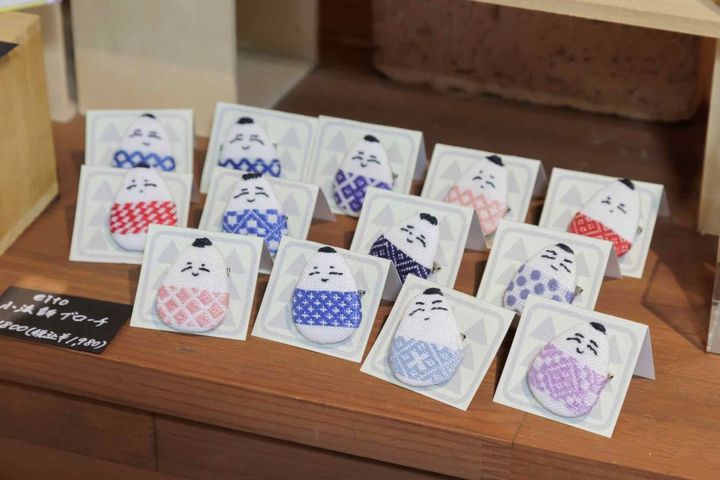 「小法師ブローチ」各1980円