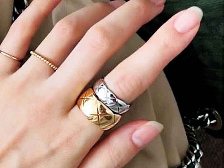 シャネルのココクラッシュのゴールドとホワイトゴールドの重ねづけ