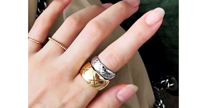 シャネルのココクラッシュのゴールドとホワイトゴールドの重ねづけ