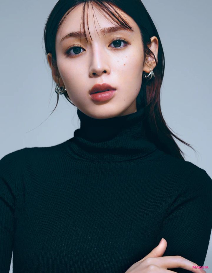 ユニクロの黒タートルを着るならメイクはどうする？ 2つのポイントで洒落顔に！_10