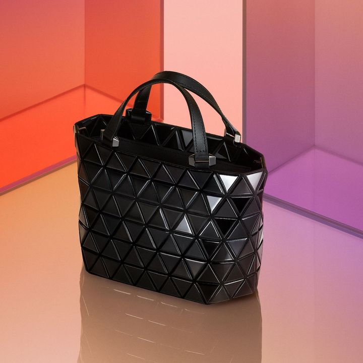 「CRYSTAL GLOSS」Small Handbag ¥117,700（H165×W290×D110）／BAO BAO ISSEY MIYAKE（イッセイ ミヤケ 03-5454-1705）Photo _ Courtesy of ISSEY MIYAKE INC.