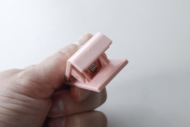 セリアのプチプラスマホが立てられるスタンドクリップ 2P