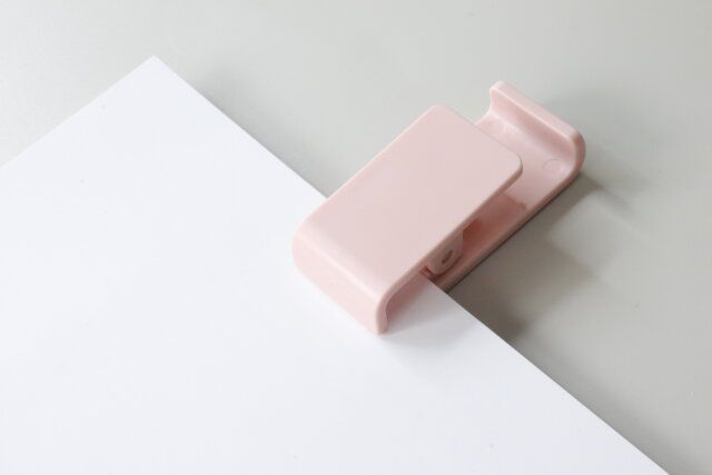 セリアの付箋代わりになるスマホが立てられるスタンドクリップ 2P