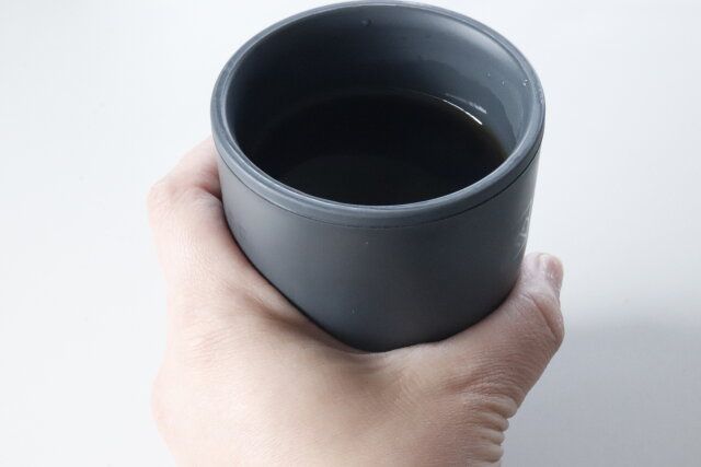 セリアの保温保冷タンブラー THを持った様子