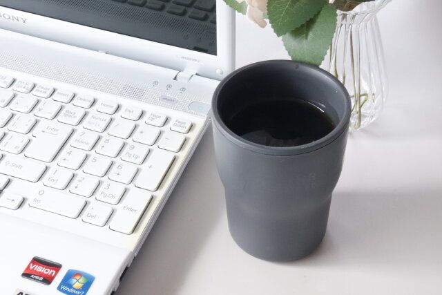 セリアの保温保冷タンブラー THをデスクで使用