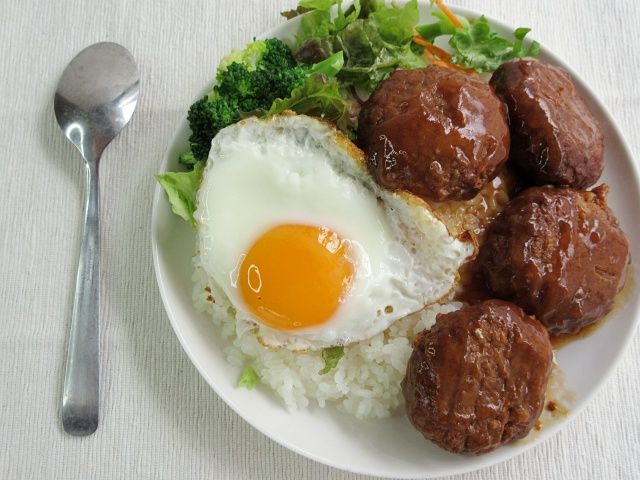 業務スーパー「照り焼きハンバーグ」アレンジレシピ「大盛りロコモコ丼」