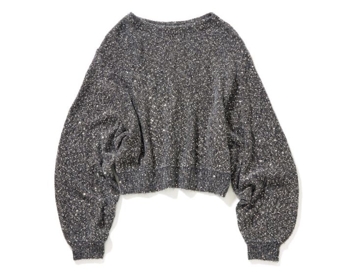 グレー地にスパンコールの光が溶け合い、装いをシックかつ華やかに見せてくれる。ボリュームのある袖も印象的。 ¥45,100（クチュール ド アダム／サロン アダム エ ロペ）