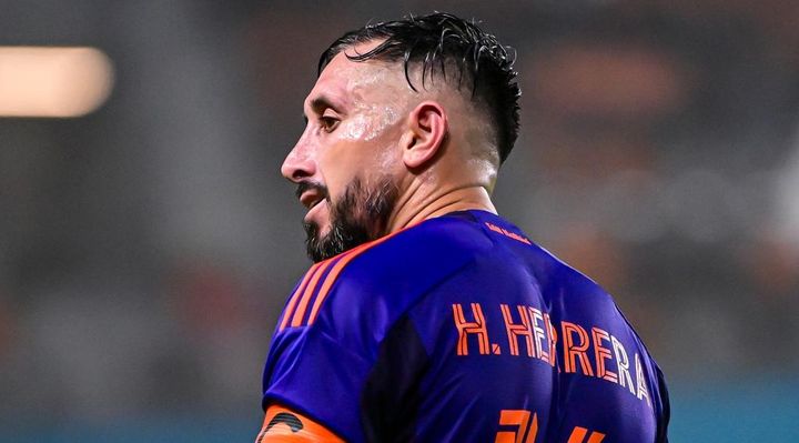 審判に後ろから唾を吐きかけた選手、VARでバレて一発退場を食らう