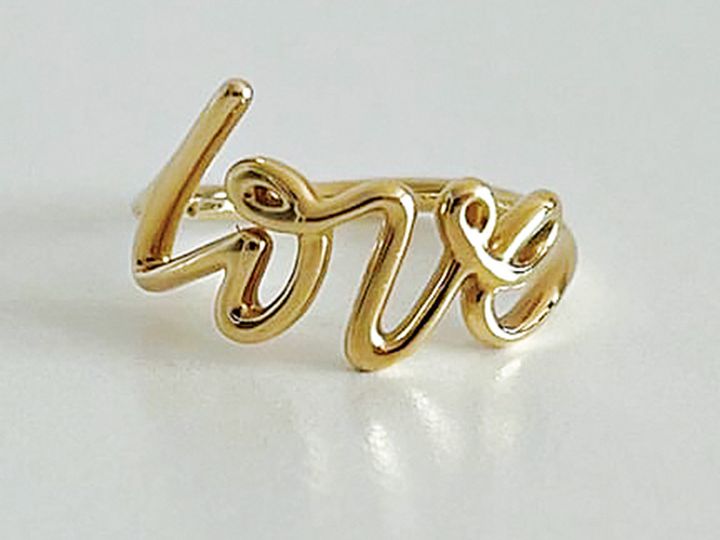 ジュエリー系インフルエンサーの私物でティファニーのラブレタリングリング