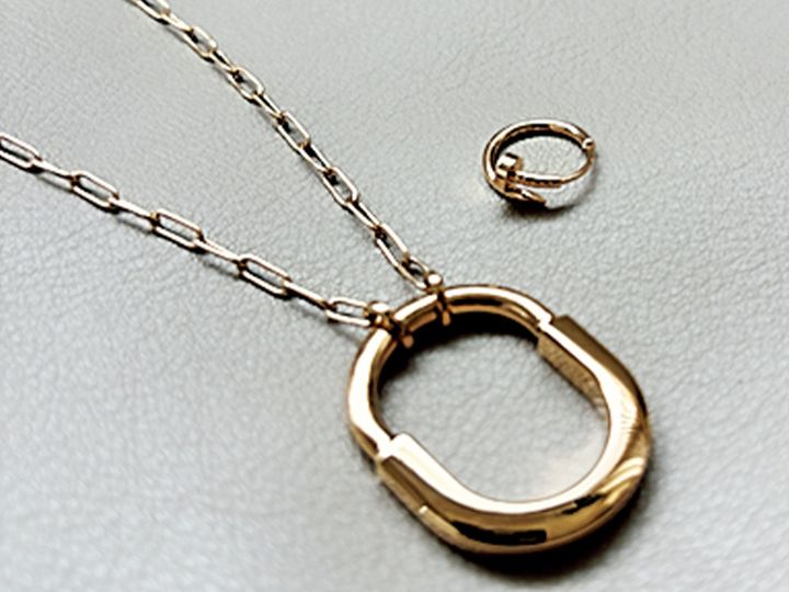 ジュエリー系インフルエンサーの私物でティファニーロックのネックレスとカルティエのジュストアンクルのピアス