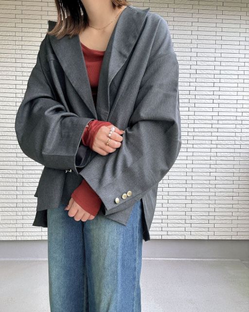 赤のストレッチリブUネックTを着ている