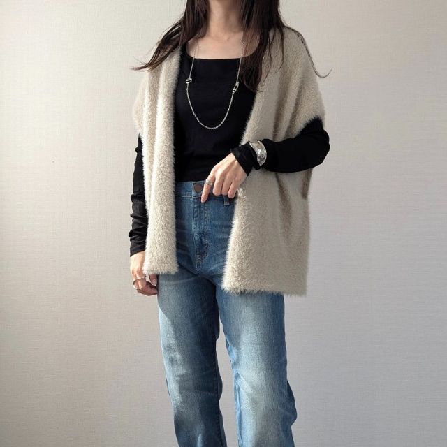 黒のストレッチリブクロップドTを着ている