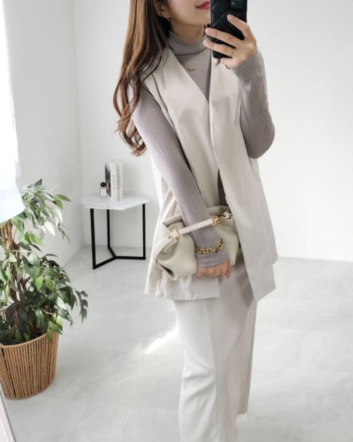 ベージュのストレッチリブタートルネックT