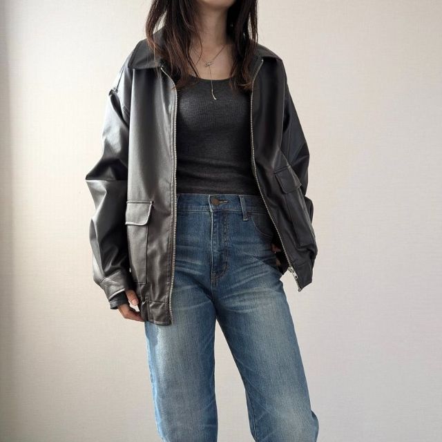 ダークグレーのストレッチリブUネックTを着ている