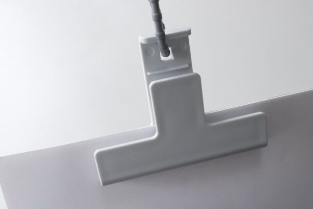 セリアのスマホが立てられるスタンドクリップ ワイドをフックに吊り下げて使用