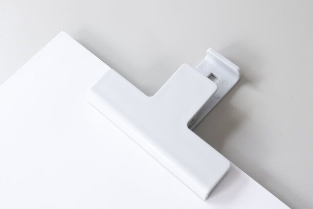 セリアのスマホが立てられるスタンドクリップ ワイドで書類を挟む