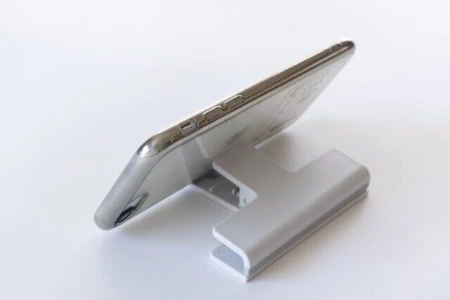 セリアのスマホが立てられるスタンドクリップ ワイドにスマホを立て掛け