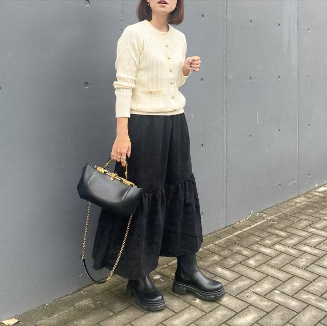 女性におすすめモノトーンカーディガンコーデ