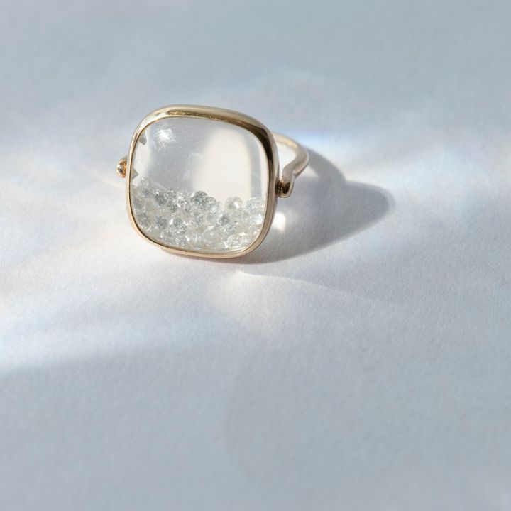 クリスタルの中で77pcsのダイヤモンドが揺れ動くmoving diamond ring