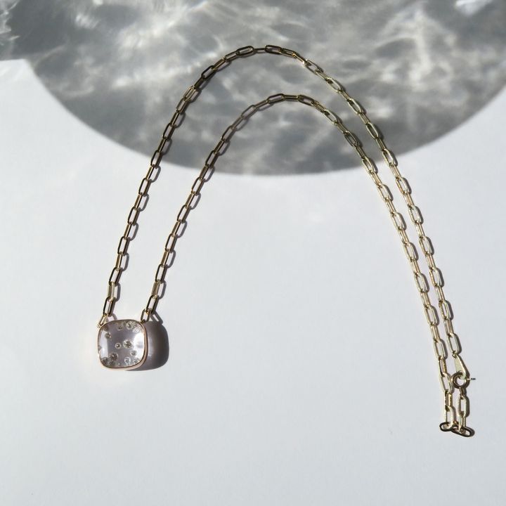 ”リバイブジュエリー”サービスでは、手持ちのリングから取り外したメレダイヤモンドを用い、クリスタルの中でダイヤモンドが煌めくネックレスへとアップサイクル。