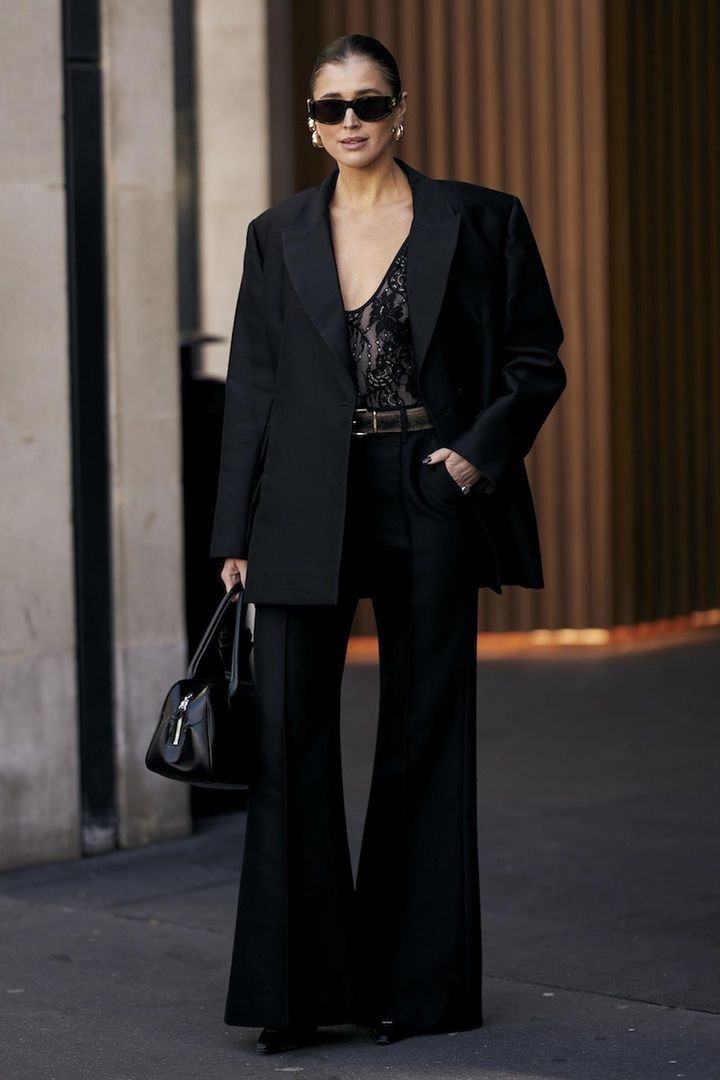 画像: レースを仕込んで色香を漂わせる